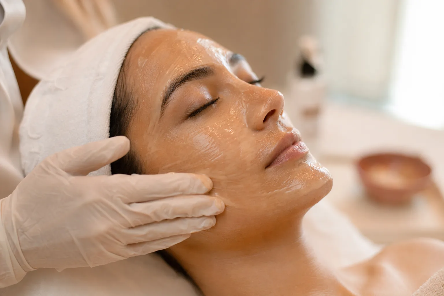 Enzyme peel behandeling in beautykliniek met focus op detail